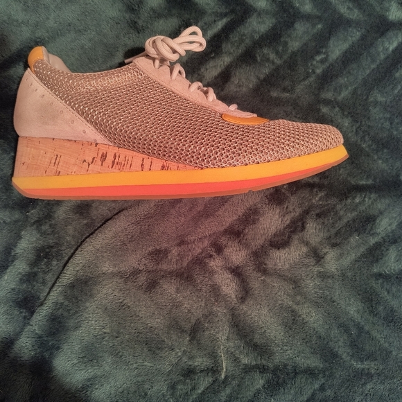 Size 8.5 Rockport women sneakers. colors, grey and yellow. Great condition. - Picture 6 of 10